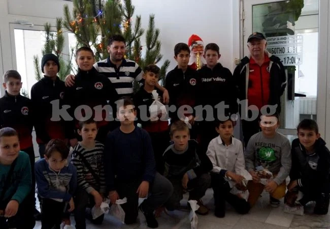 Дъщерята на Семко Горанов зарадва малките „железничари” с подаръци
