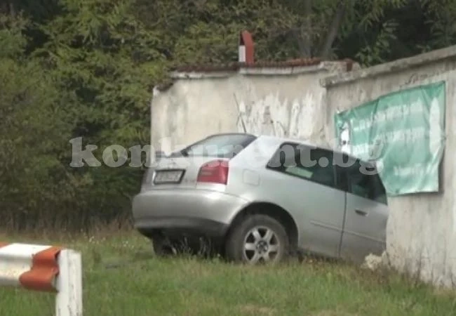 Млад мъж заби „Ауди“ в билборд край пътя и нахлу на стадиона в...