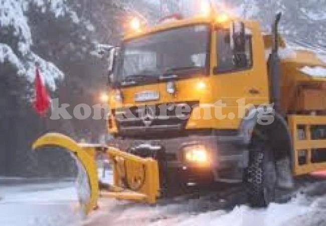 Снегът заваля и започнаха да спират движението в Северозапада