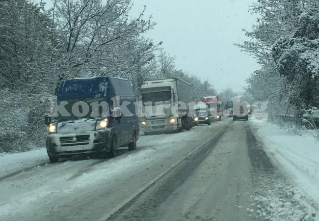 ТИР-ове закъсаха между Монтана и Враца СНИМКИ