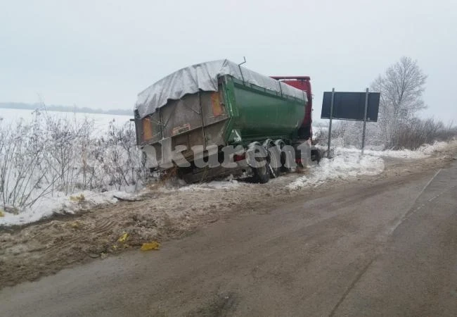 Камион се вряза в насрещното и спря в канавката СНИМКИ