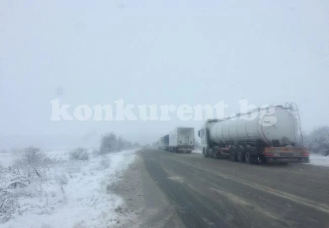 Блокада от тирове на околовръстния път на Монтана (СНИМКИ)