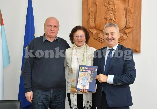 „Босоногата кралица“ дойде месец преди премиерата си