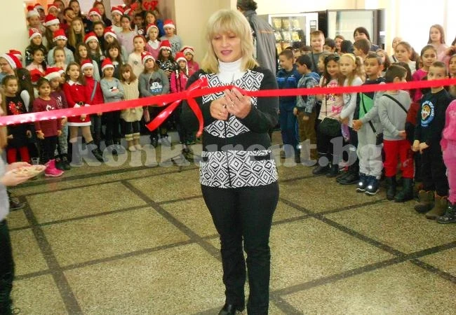 Деца и родители помага на деца сираци в СУ „Никола Войводов”