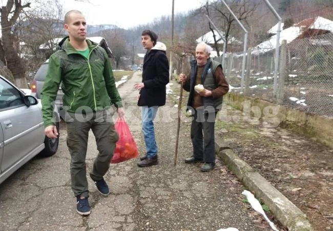 Млади хора дариха храни на баби и дядовци в Берковско