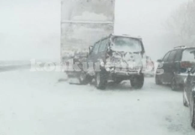 Катастрофа между пет автомобила и рейс прати мъж и жена в болница
