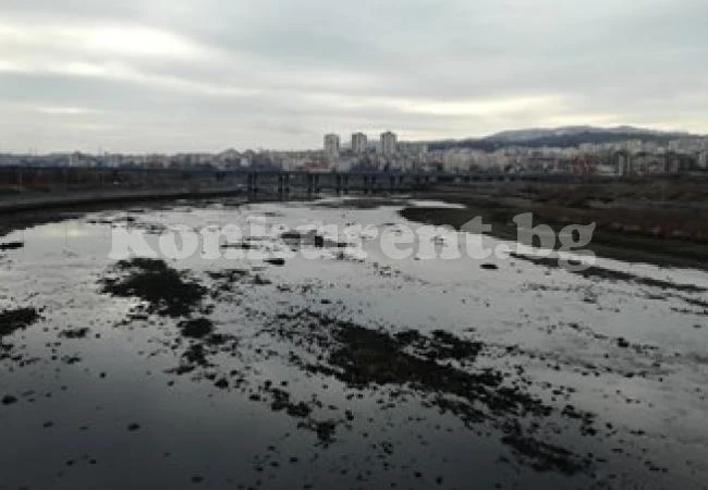Източиха Водното огледало в Кърджали, за да търсят труп на бебе