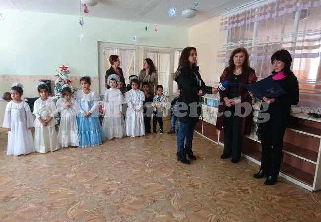 Деца и учители от филиал „Звънче“ посрещат празниците в обновени помещения