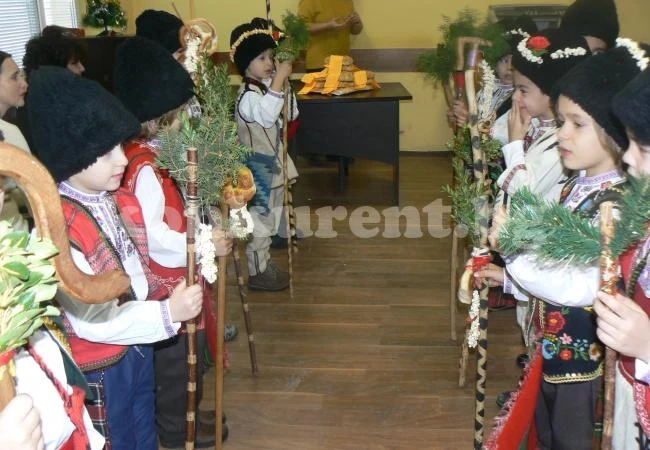 Видинските полицаи посрещнаха коледари