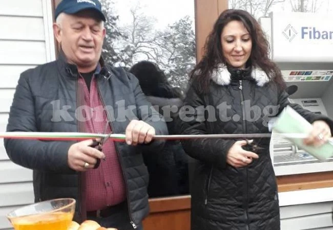 Кмет изпълни обещанието си, откриха банкомат в село...