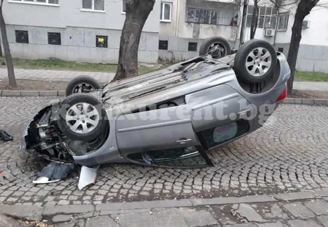 Шофьорка преобърна колата си по таван след удар в дърво