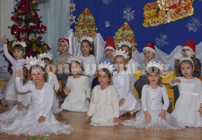 Посрещнаха дядо Коледа в детска градина... СНИМКИ