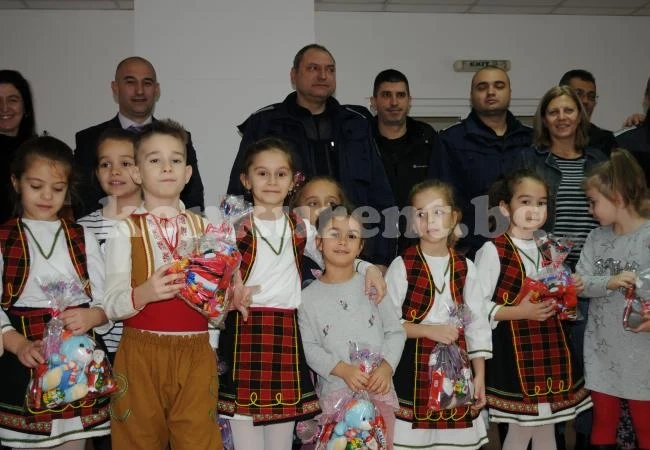 Коледно тържество с деца в РУ - Враца