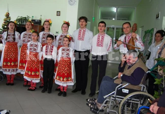 Деца зарадваха възрастни хора с концерт СНИМКИ