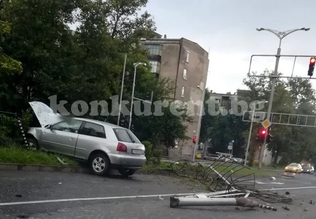 Пловдивчанин отнесе кола на кръстовище във Враца