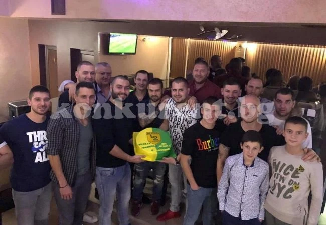 Торта и благодарствено писмо от шефа за Огоста на банкета