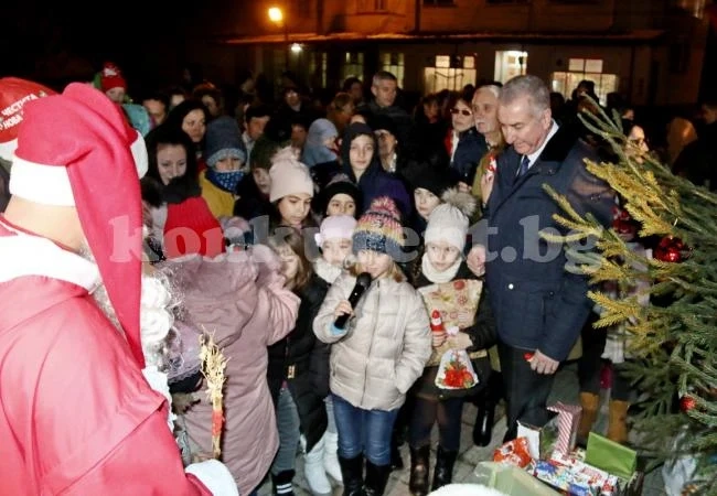 Видинският кмет раздаде подаръци на малчуганите в село Антимово