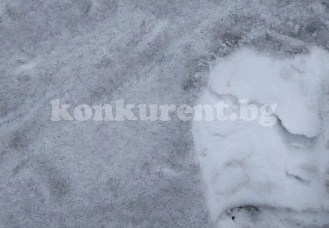 Черен сняг шокира жителите на български град