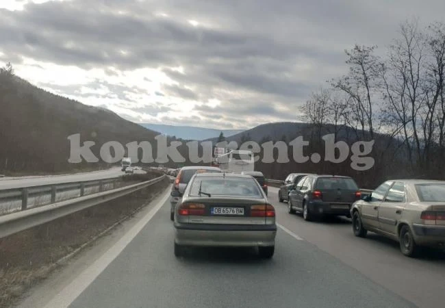 Голямо задръстване по пътя към София СНИМКИ