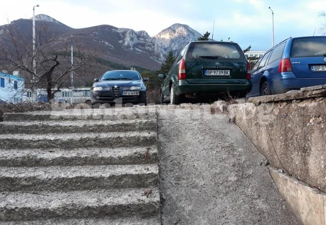 Да паркираш по врачански СНИМКИ