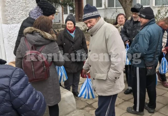 Гимназисти дариха храни на баби и дядовци