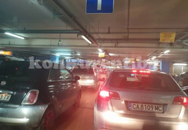 (СНИМКИ) Ад в столичния мол \