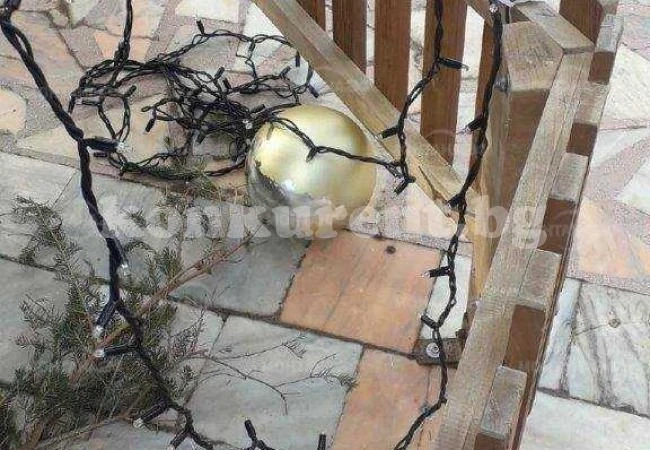 Диви хора съсипаха коледната украса във Вършец и Берковица