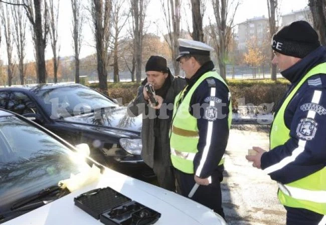Къркан шофьор опита да счупи дрегера с алкохолни изпарения