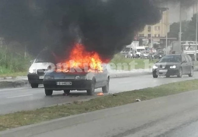 Кола с монтански номера изгоря на път Е79