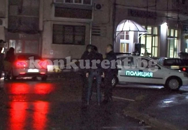 Хлапак прави полицията на нищо, не спря на сигнал и...