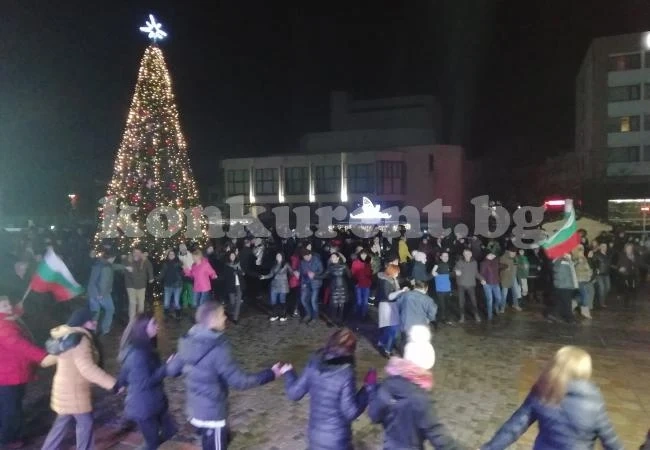 Врачани извиха хоро на централния площад СНИМКИ