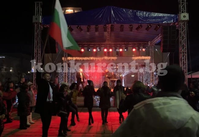 С грандиозна заря и щур купон започна новата година в Козлодуй СНИМКИ