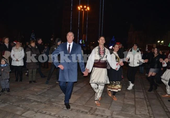 Видинчани посрещнаха новата година на площад \