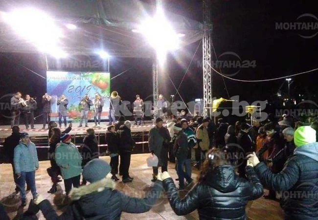 Десетки в Монтана посрещнаха новата година под открито небе