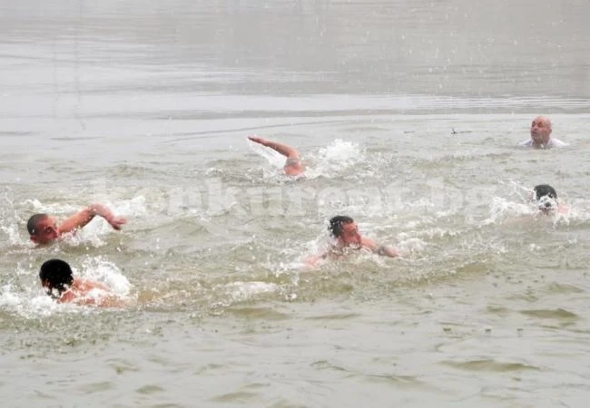 Край Козлодуй хвърлят кръста в ледените води на Дунава