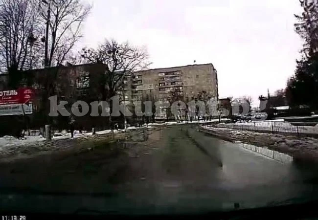 Нереално ловък пешеходец на пътя изуми мрежата (ВИДЕО)