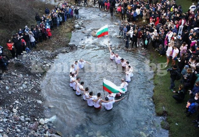 Спасяват кръста във водите на Лева
