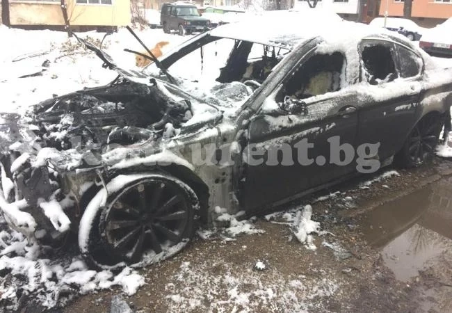 Изгоря луксозното „БМВ“ пред блок във Враца (СНИМКИ)