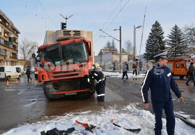 Шофьорът, блъснал влак, е с комоцио СНИМКИ