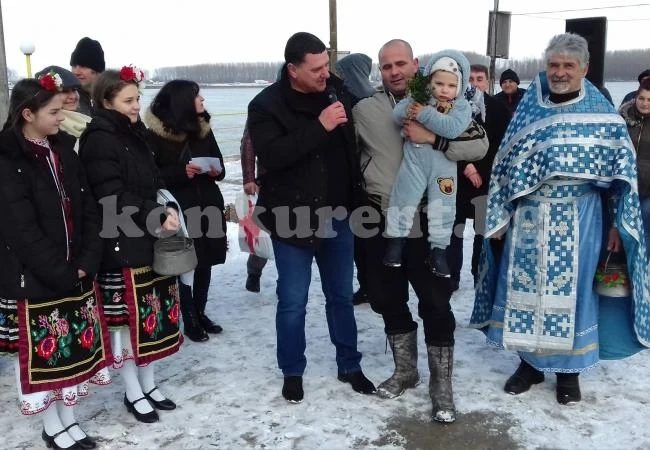 В Оряхово спазиха традицията на Йордановден СНИМКИ