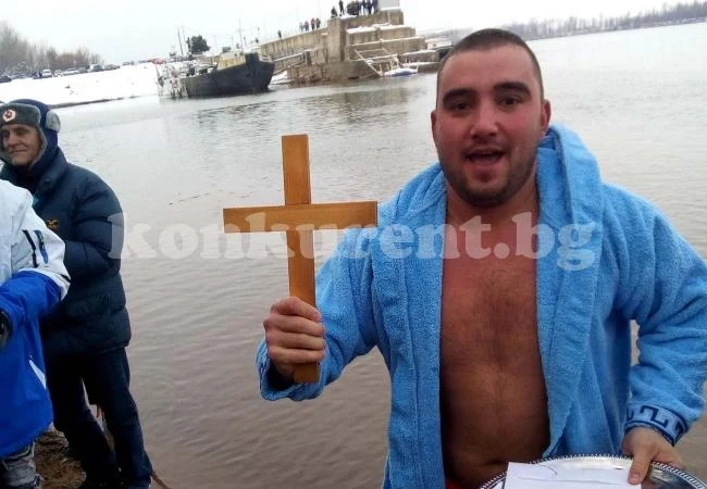 Ангел Орлов извади кръста в Козлодуй СНИМКИ