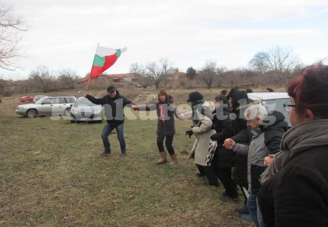 Кметът на Ружинци поведе мъжко хоро край река Лом СНИМКИ