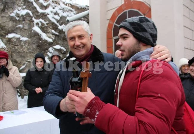 Mладок “спаси” кръста в Мездра СНИМКИ