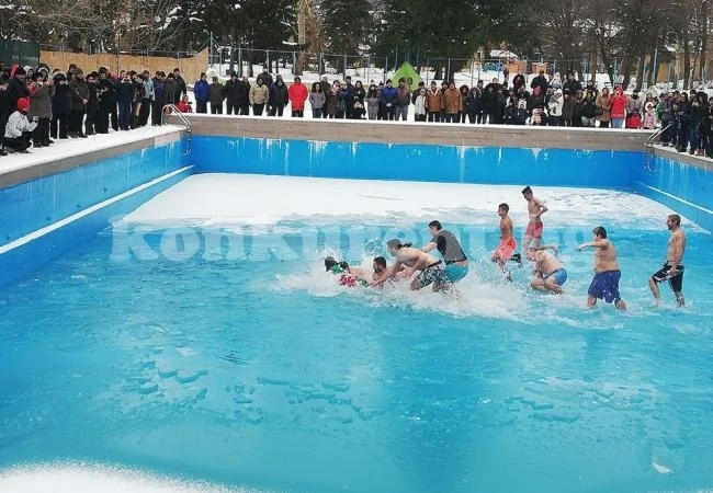 Ръгбист извади кръста от басейна в Бързия СНИМКИ