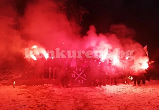 Феновете на Ботев озариха небето над Враца СНИМКИ