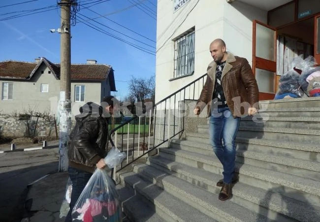 Дариха дрехи на хора в Косталево, Тишевица и квартал Кулата СНИМКИ