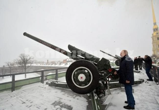 Путин стреля с оръдие на Коледа в Санкт Петербург (Обзор)