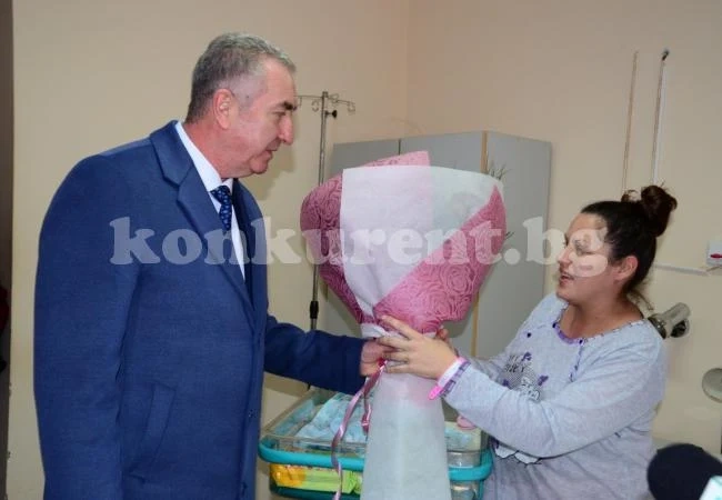Огнян Ценков посети първото бебе за 2019 г. във Видин СНИМКИ