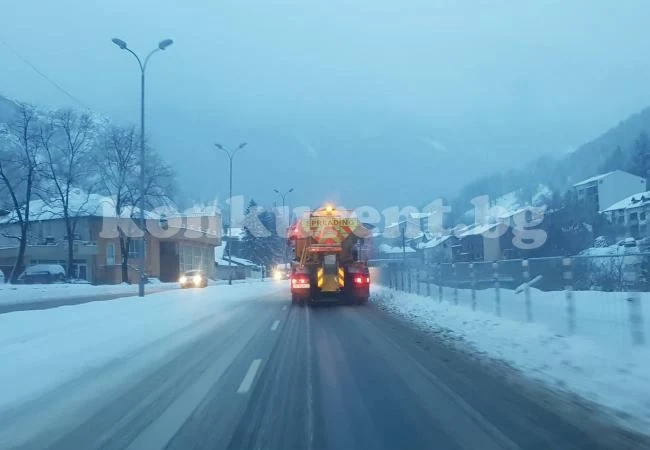 Със 150 тона сол посипаха пътните артерии във Враца СНИМКИ