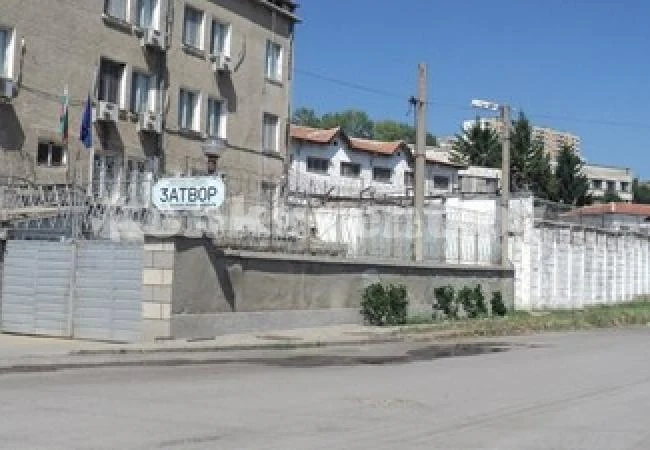 7 дни карцер за затворник, храни котки с ядене от столовата
